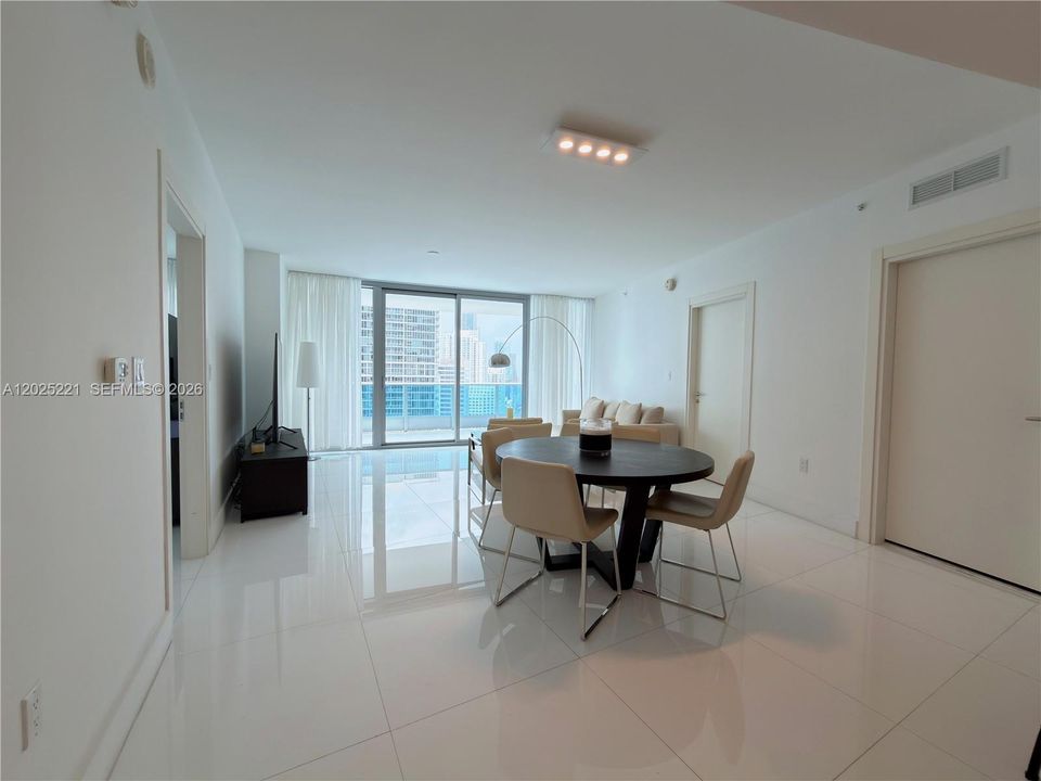 В аренду: $8,500 (2 спален, 2 ванн, 1255 Квадратных фут)