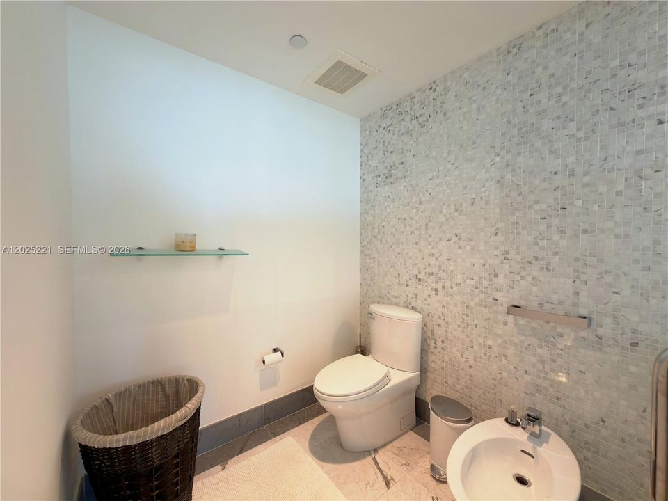 В аренду: $8,500 (2 спален, 2 ванн, 1255 Квадратных фут)