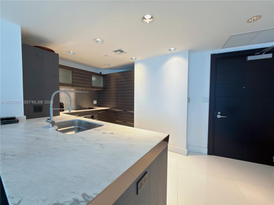 В аренду: $8,500 (2 спален, 2 ванн, 1255 Квадратных фут)