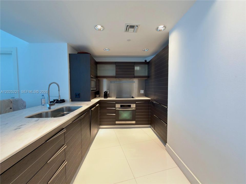 В аренду: $8,500 (2 спален, 2 ванн, 1255 Квадратных фут)