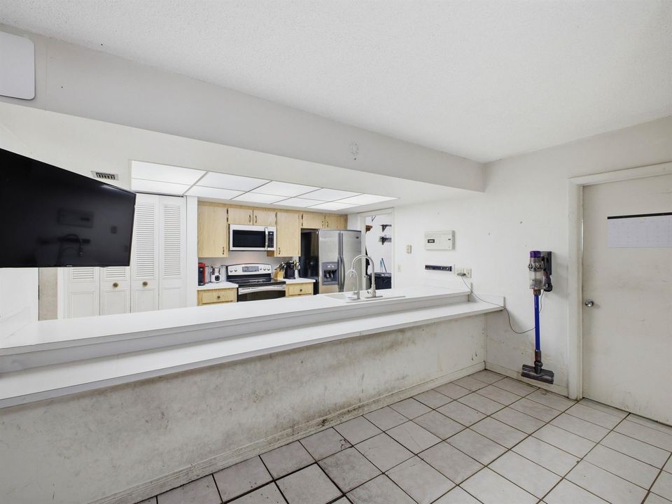 Kitchen Breakfast Bar 1