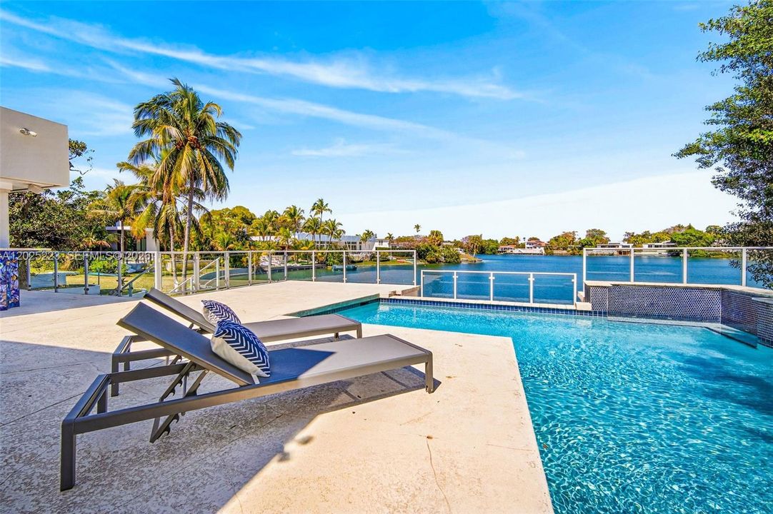 For Sale: $2,729,000 (5 beds, 4 baths, 3250 Square Feet)