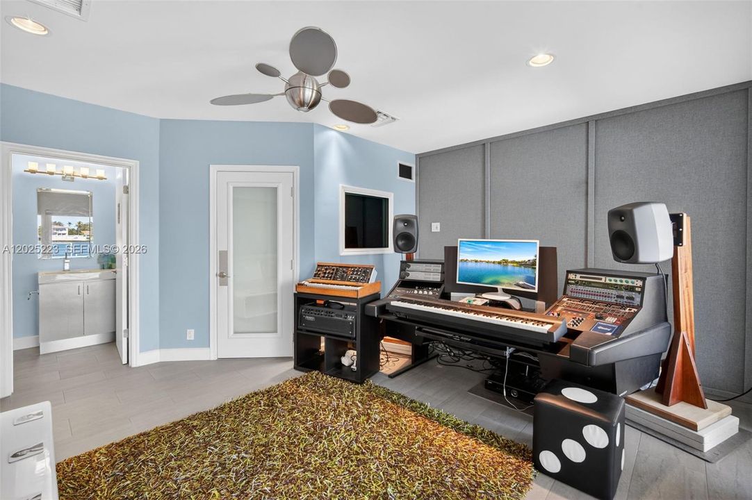 For Sale: $2,729,000 (5 beds, 4 baths, 3250 Square Feet)