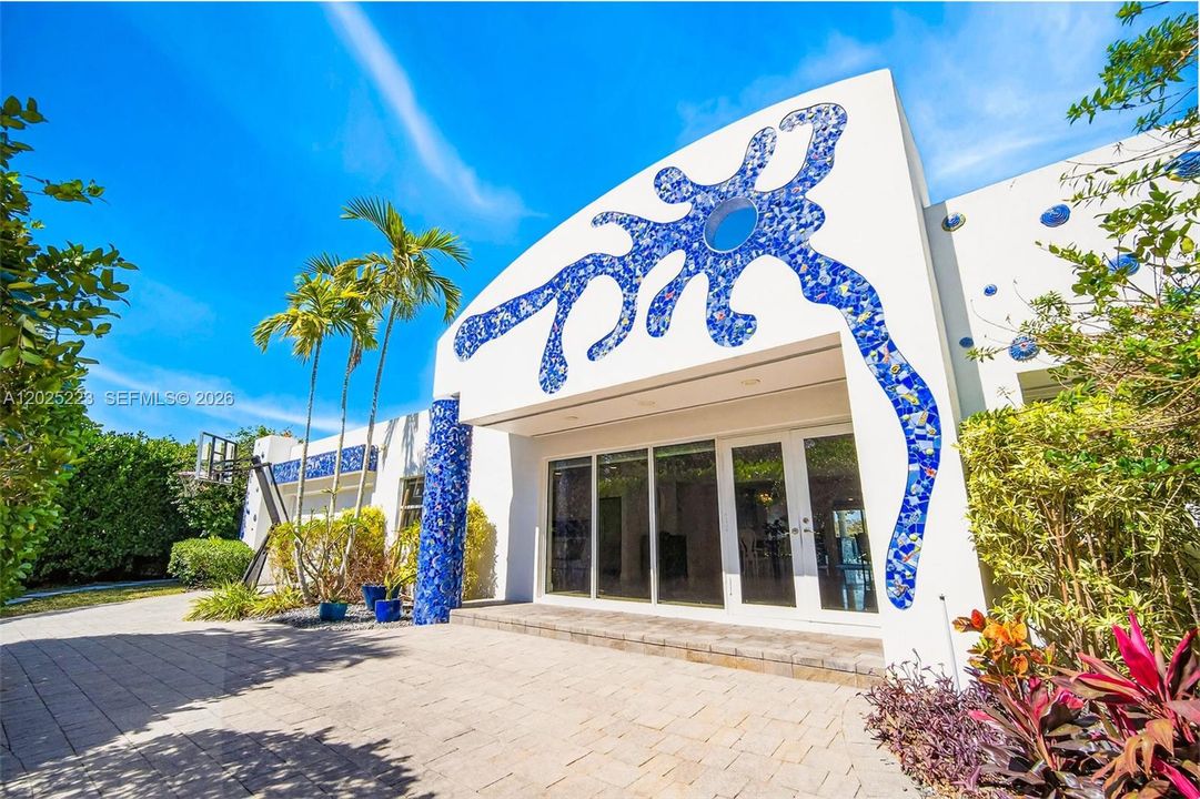 For Sale: $2,729,000 (5 beds, 4 baths, 3250 Square Feet)