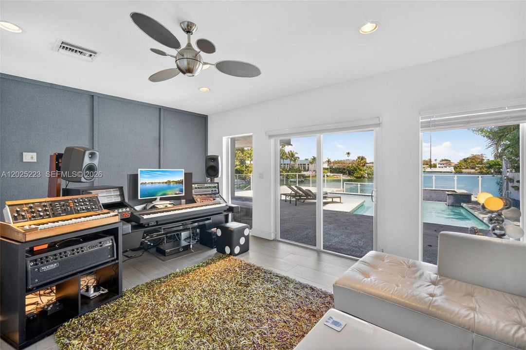 For Sale: $2,729,000 (5 beds, 4 baths, 3250 Square Feet)