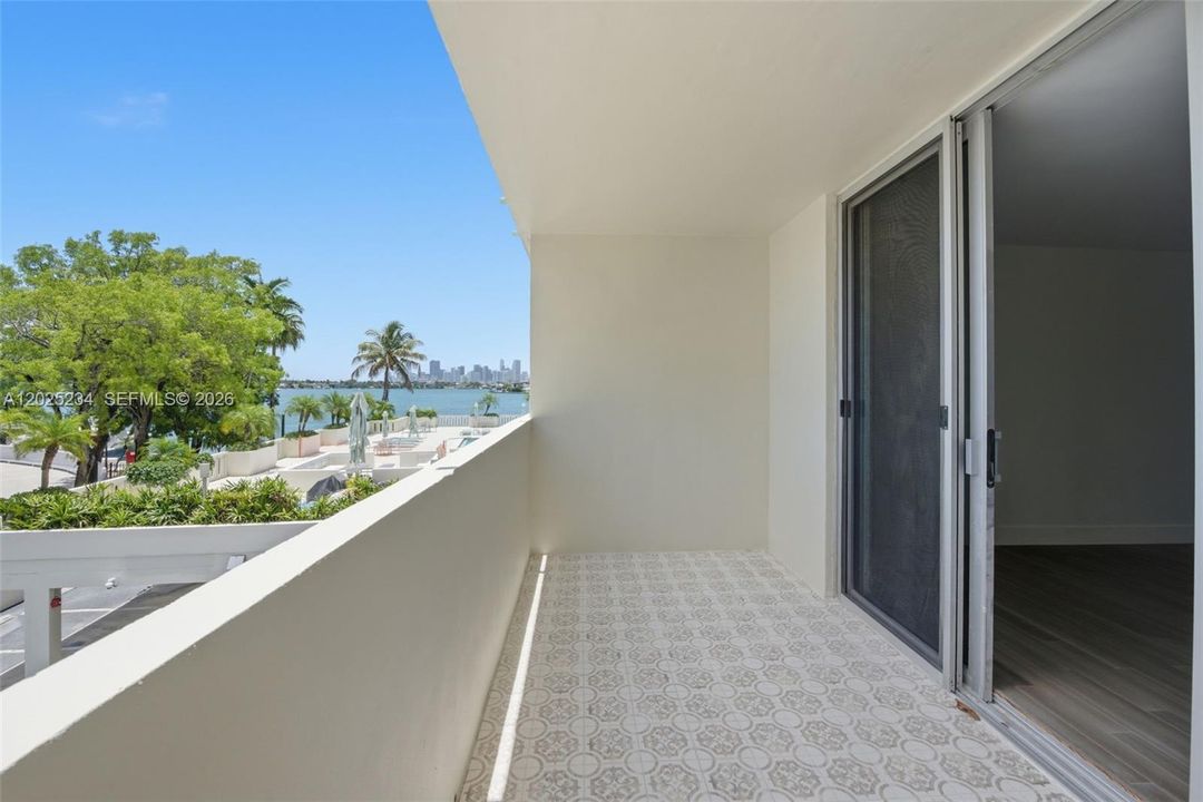 For Sale: $499,995 (1 beds, 1 baths, 950 Square Feet)