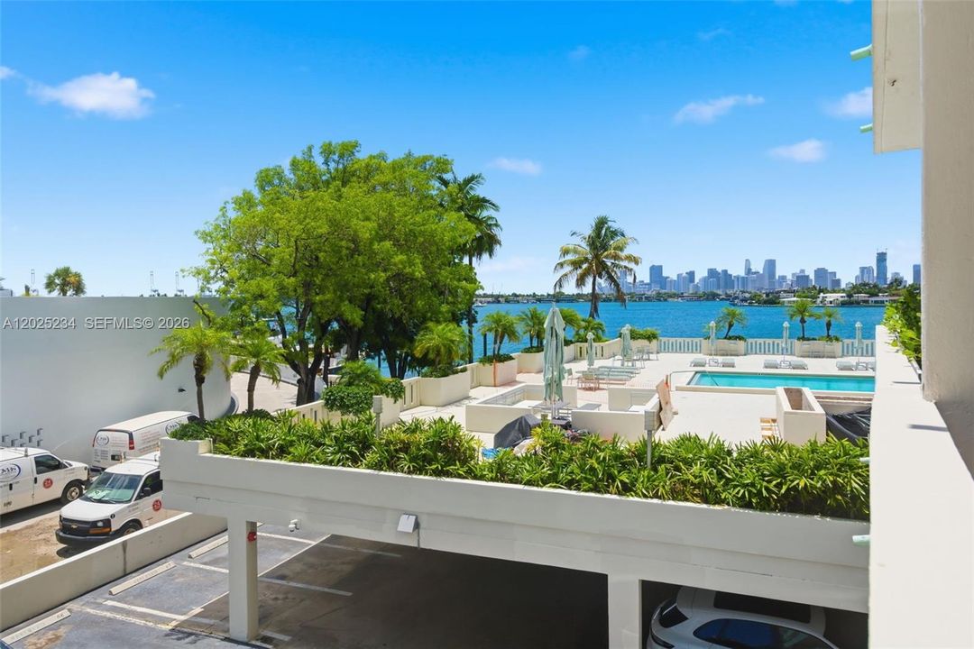 For Sale: $499,995 (1 beds, 1 baths, 950 Square Feet)