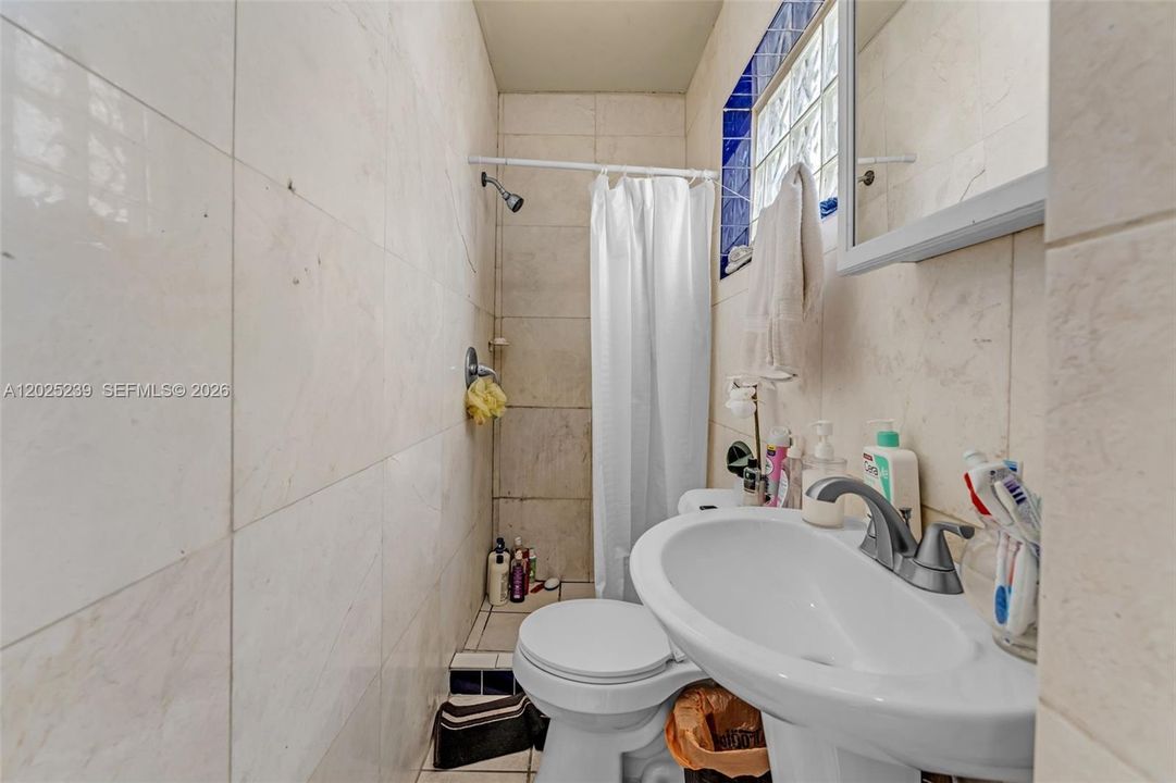 На продажу: $300,000 (5 спален, 4 ванн, 1598 Квадратных фут)