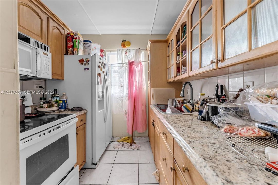 На продажу: $300,000 (5 спален, 4 ванн, 1598 Квадратных фут)
