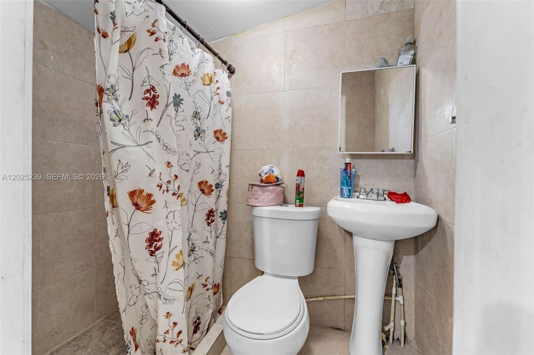 На продажу: $300,000 (5 спален, 4 ванн, 1598 Квадратных фут)