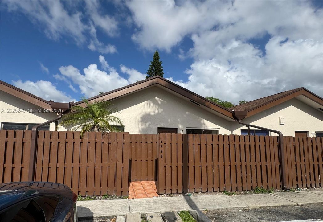 В аренду: $2,300 (2 спален, 2 ванн, 1175 Квадратных фут)