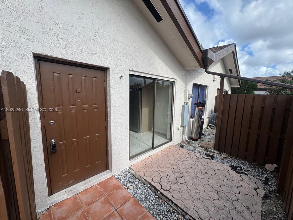 В аренду: $2,300 (2 спален, 2 ванн, 1175 Квадратных фут)