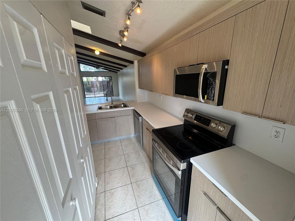 В аренду: $2,300 (2 спален, 2 ванн, 1175 Квадратных фут)