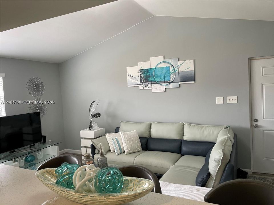 For Rent: $2,400 (2 beds, 2 baths, 1093 Square Feet)