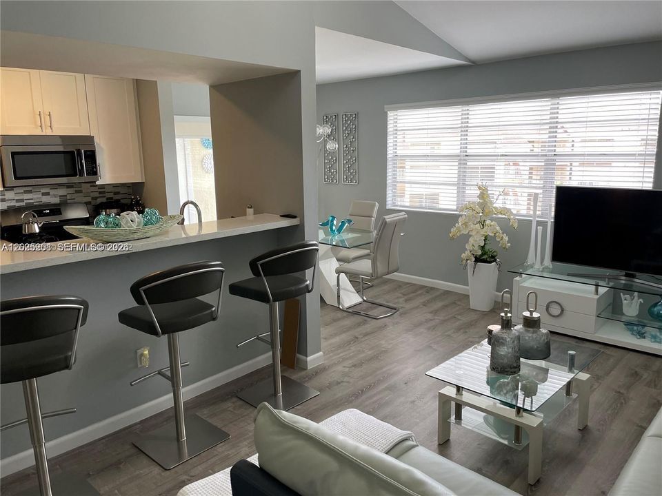 For Rent: $2,400 (2 beds, 2 baths, 1093 Square Feet)