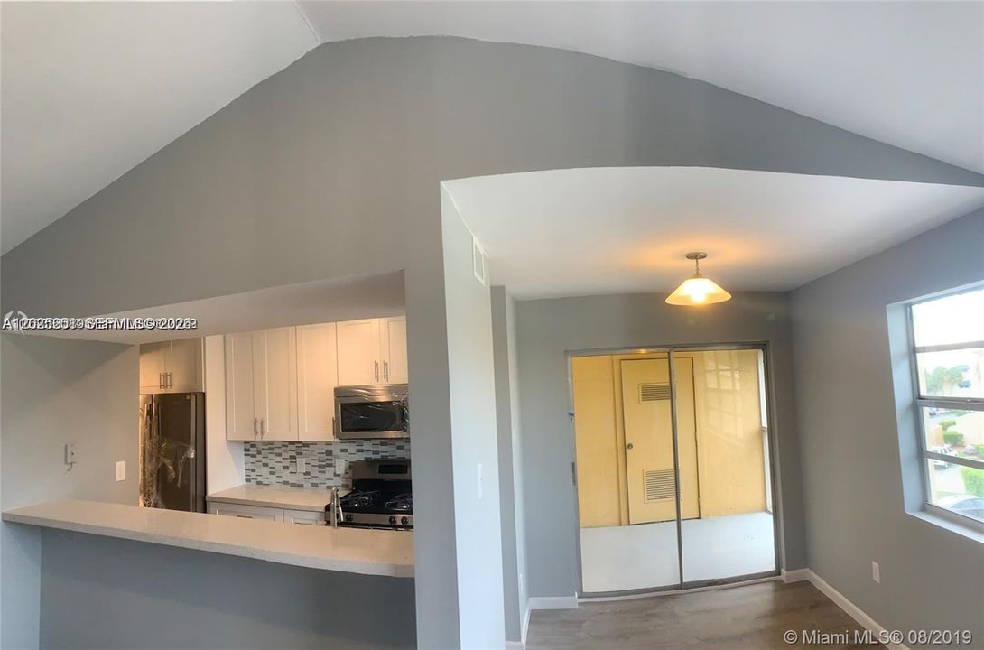 For Rent: $2,400 (2 beds, 2 baths, 1093 Square Feet)