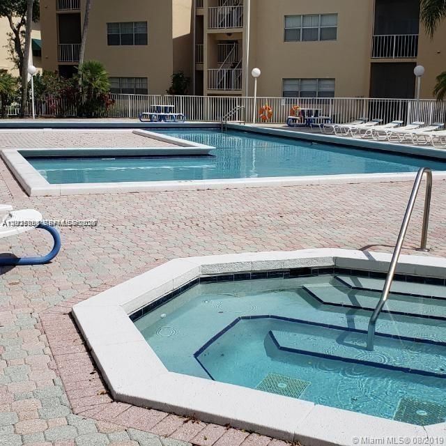 For Rent: $2,400 (2 beds, 2 baths, 1093 Square Feet)