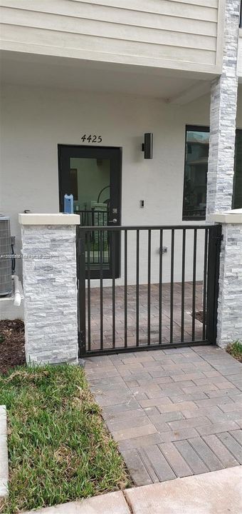 В аренду: $4,500 (4 спален, 2 ванн, 1652 Квадратных фут)