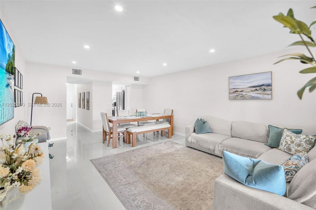 For Sale: $312,000 (2 beds, 2 baths, 1291 Square Feet)