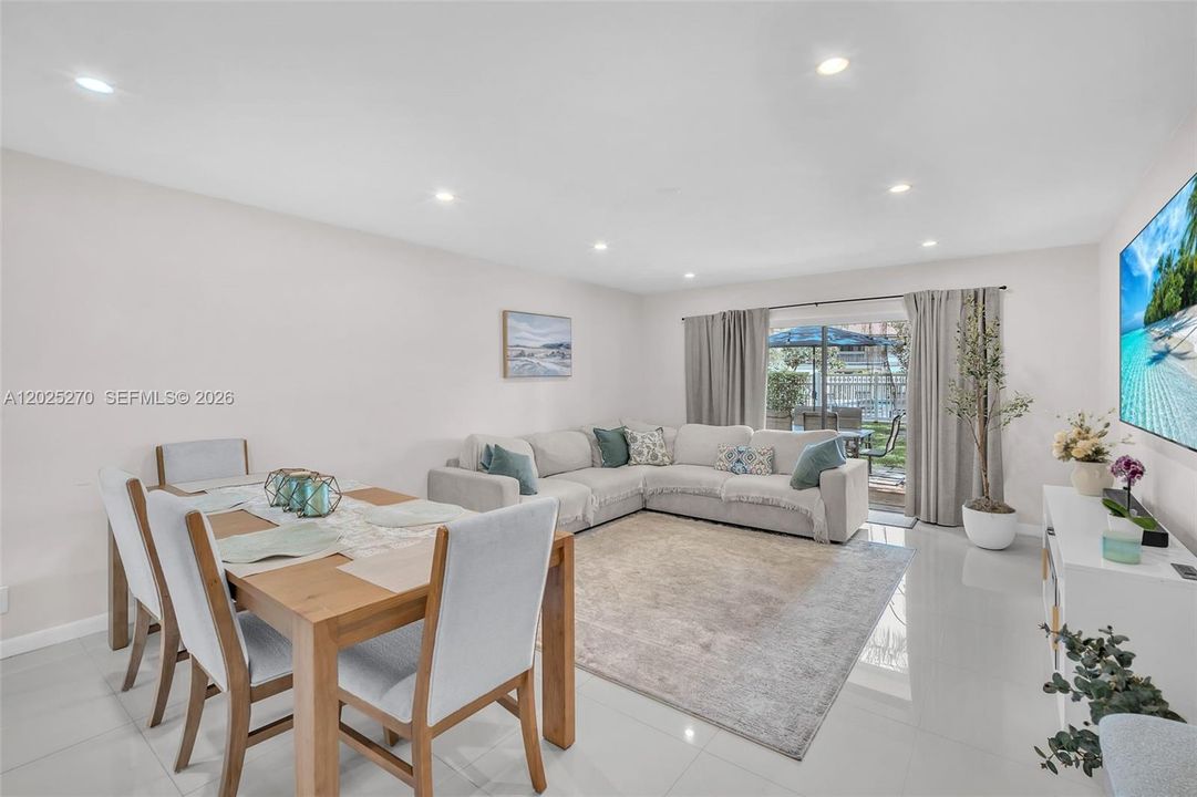 For Sale: $312,000 (2 beds, 2 baths, 1291 Square Feet)
