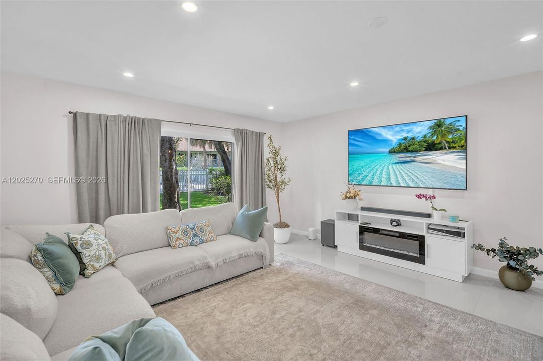 For Sale: $312,000 (2 beds, 2 baths, 1291 Square Feet)