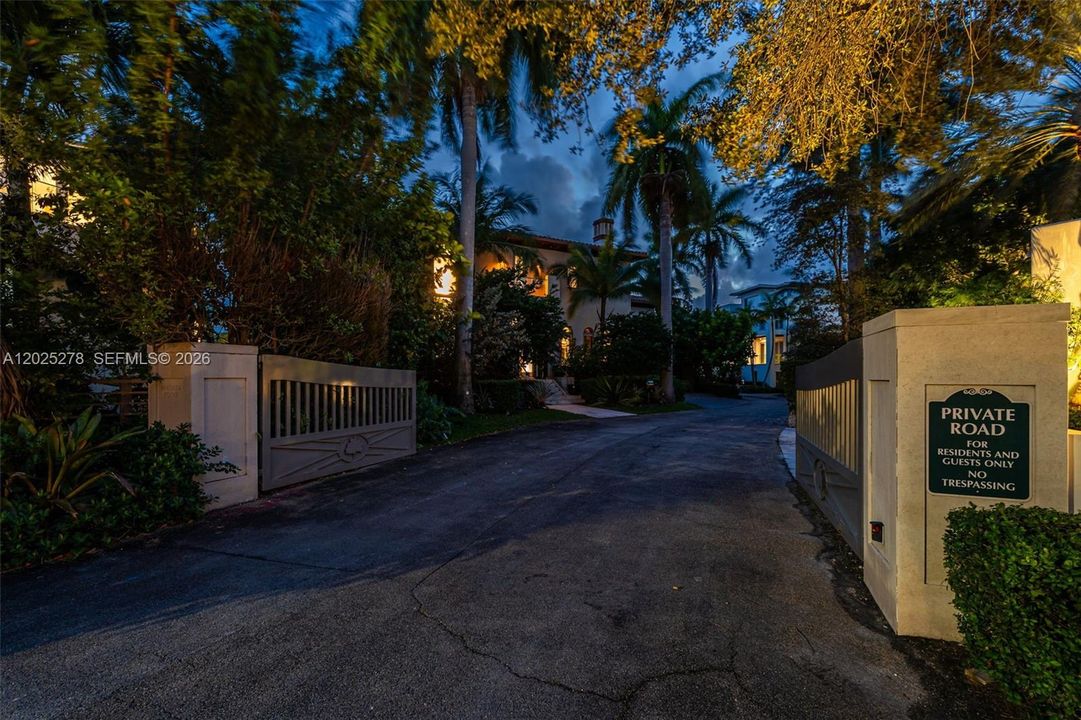 For Rent: $75,000 (6 beds, 6 baths, 6433 Square Feet)