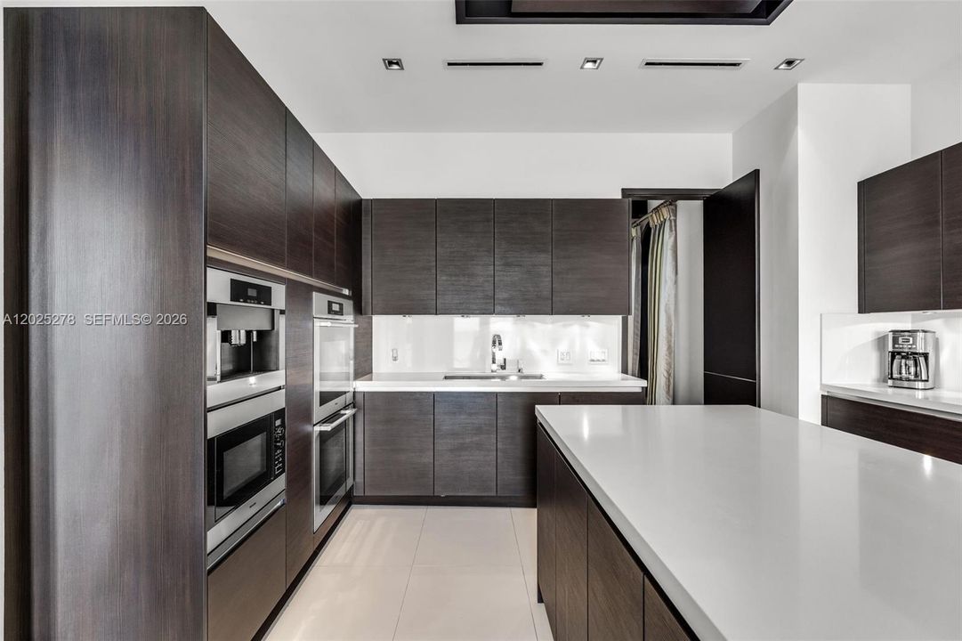 For Rent: $75,000 (6 beds, 6 baths, 6433 Square Feet)