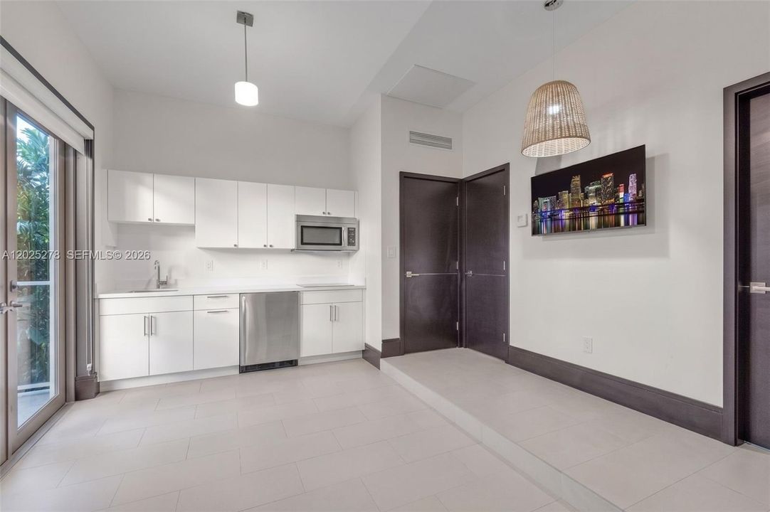 For Rent: $75,000 (6 beds, 6 baths, 6433 Square Feet)