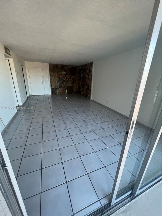 Activo con contrato: $2,000 (2 camas, 2 baños, 1099 Pies cuadrados)