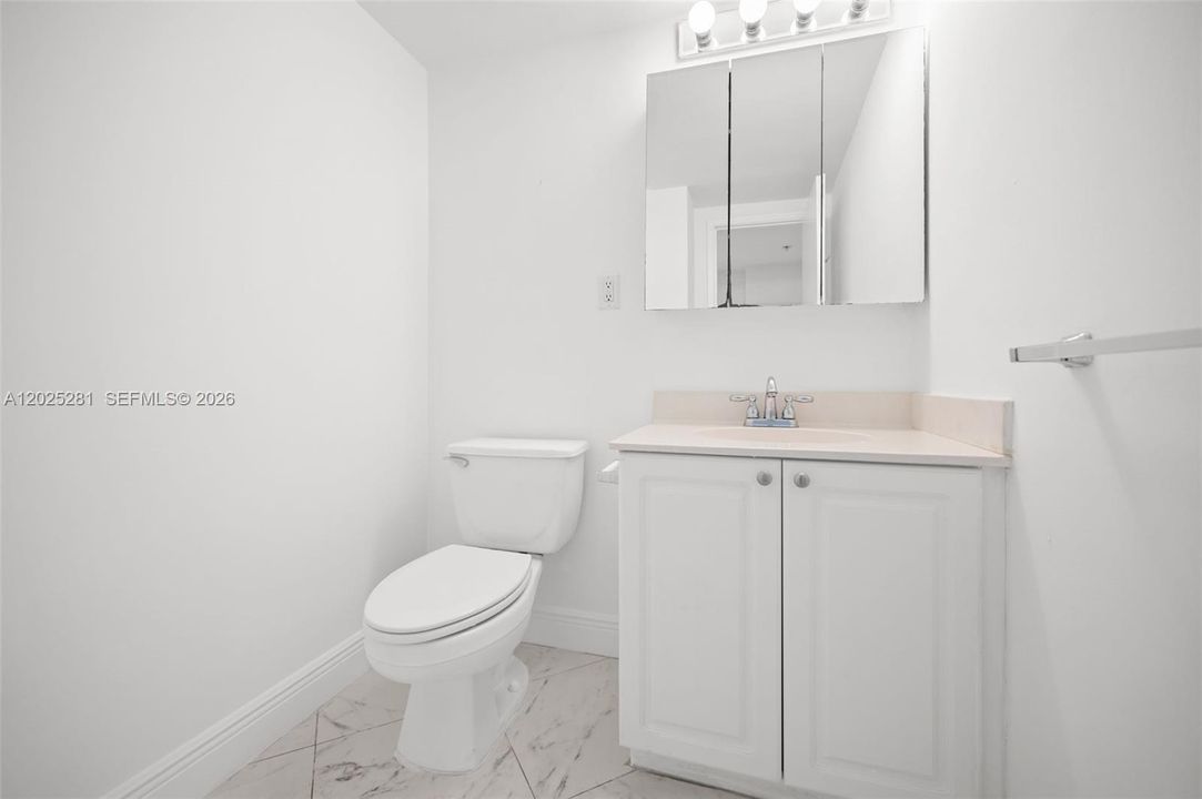 Guest 1/2 bath