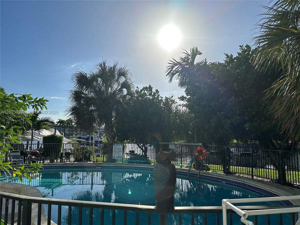 For Sale: $193,000 (1 beds, 1 baths, 630 Square Feet)