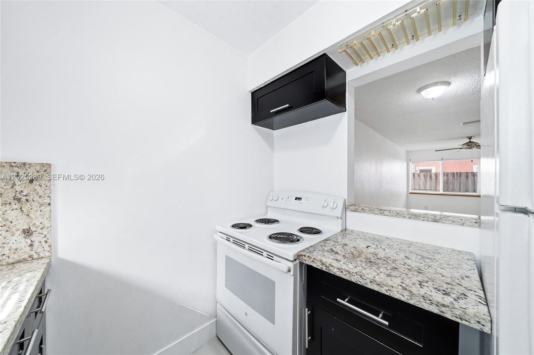 В аренду: $1,900 (2 спален, 1 ванн, 800 Квадратных фут)