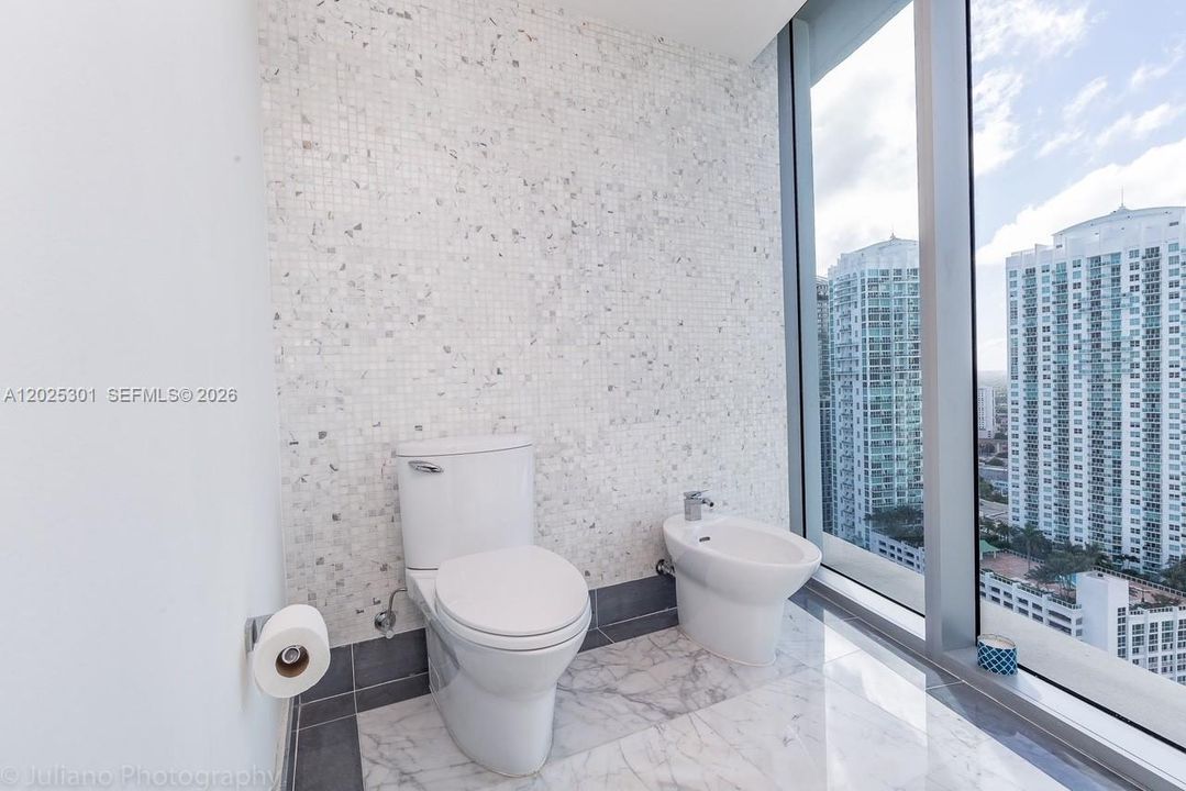 For Sale: $1,200,000 (2 beds, 2 baths, 1539 Square Feet)