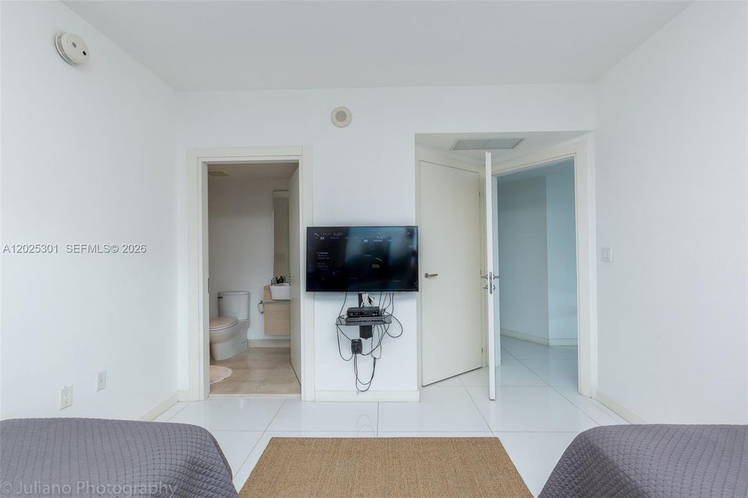 For Sale: $1,200,000 (2 beds, 2 baths, 1539 Square Feet)