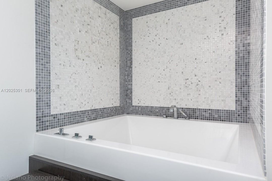 For Sale: $1,200,000 (2 beds, 2 baths, 1539 Square Feet)