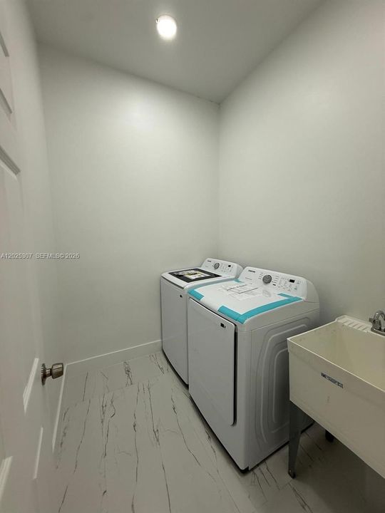 For Sale: $380,000 (4 beds, 3 baths, 1735 Square Feet)