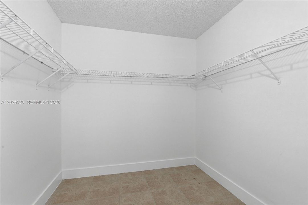 Activo con contrato: $509,900 (4 camas, 2 baños, 1844 Pies cuadrados)