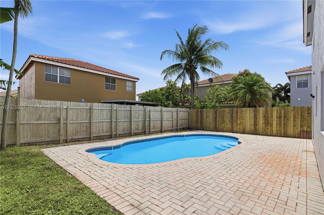 Activo con contrato: $509,900 (4 camas, 2 baños, 1844 Pies cuadrados)