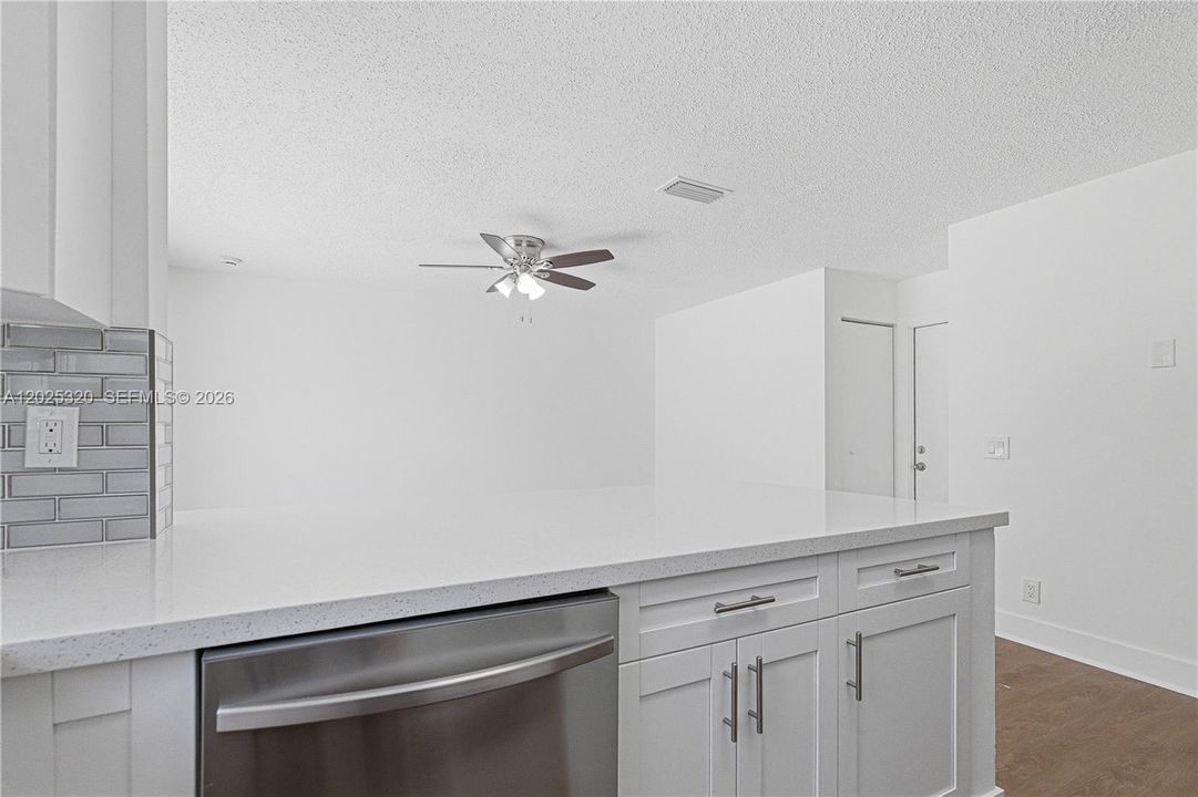 Activo con contrato: $509,900 (4 camas, 2 baños, 1844 Pies cuadrados)