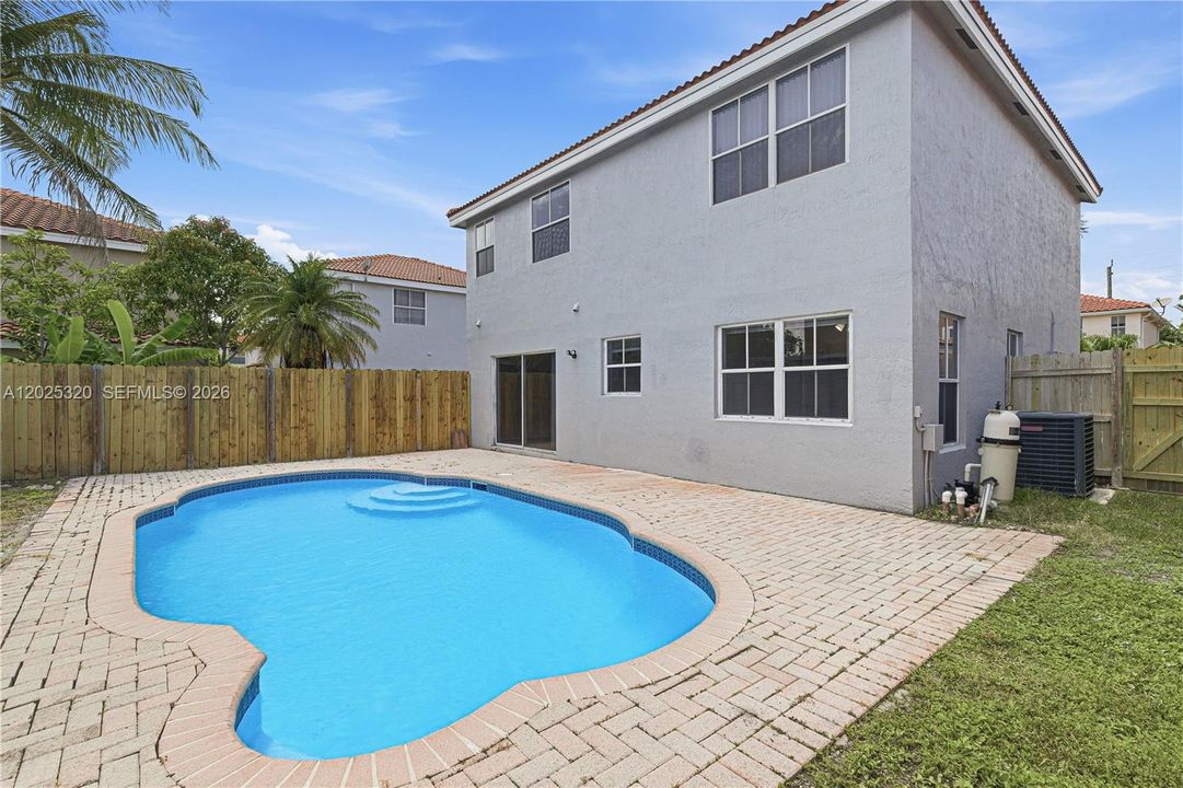 Activo con contrato: $509,900 (4 camas, 2 baños, 1844 Pies cuadrados)