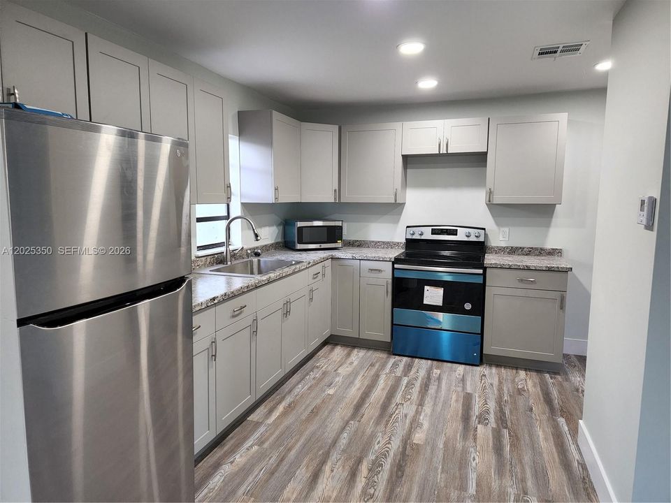 For Sale: $530,000 (3 beds, 2 baths, 814 Square Feet)