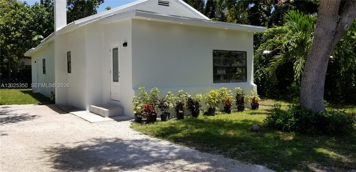 For Sale: $530,000 (3 beds, 2 baths, 814 Square Feet)