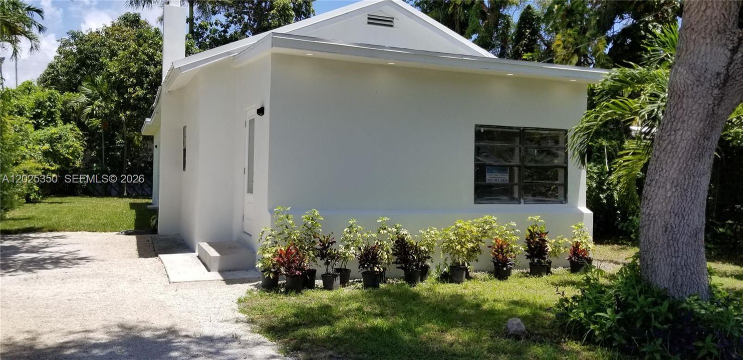 For Sale: $530,000 (3 beds, 2 baths, 814 Square Feet)