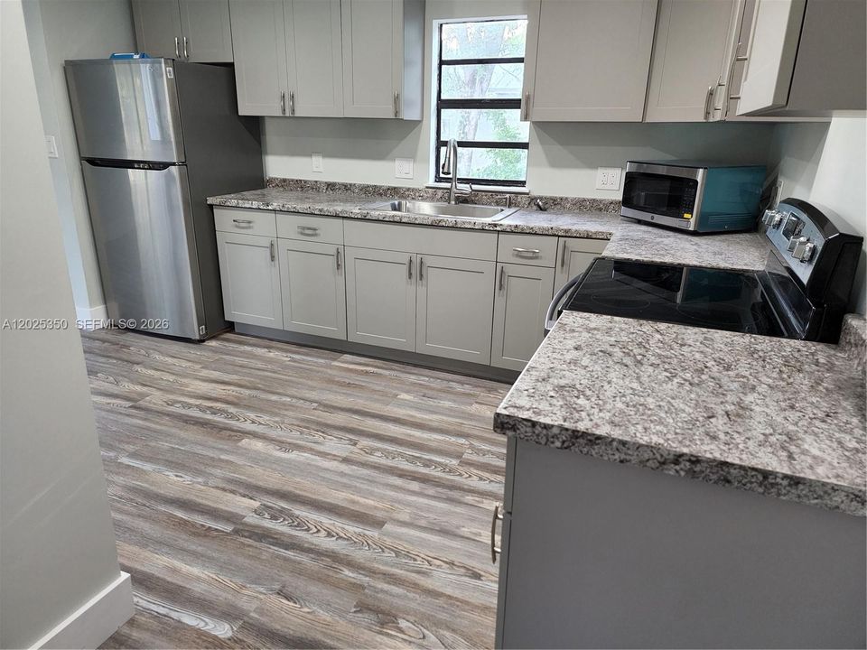 For Sale: $530,000 (3 beds, 2 baths, 814 Square Feet)