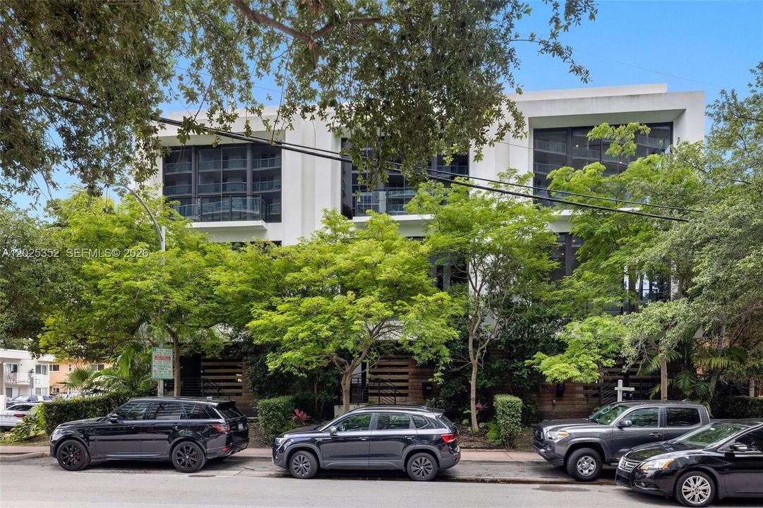 Entire Townhome - 1 of 3 Townhomes in Building