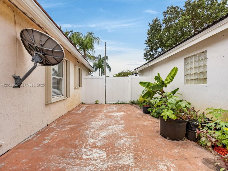 En Venta: $629,900 (3 camas, 2 baños, 1637 Pies cuadrados)