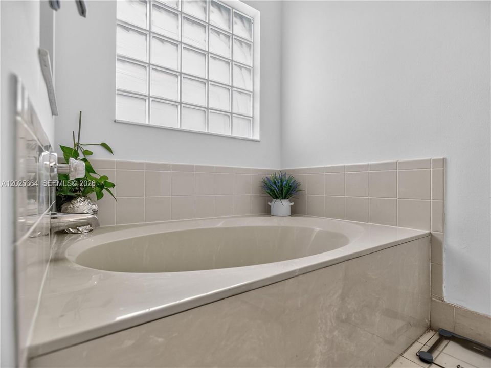 En Venta: $629,900 (3 camas, 2 baños, 1637 Pies cuadrados)