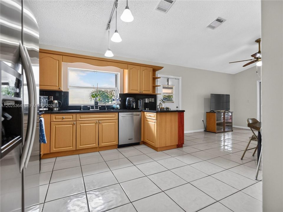 En Venta: $629,900 (3 camas, 2 baños, 1637 Pies cuadrados)