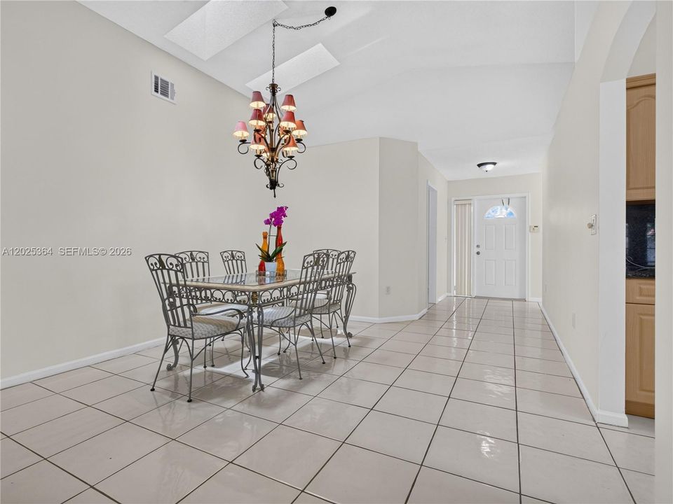 En Venta: $629,900 (3 camas, 2 baños, 1637 Pies cuadrados)