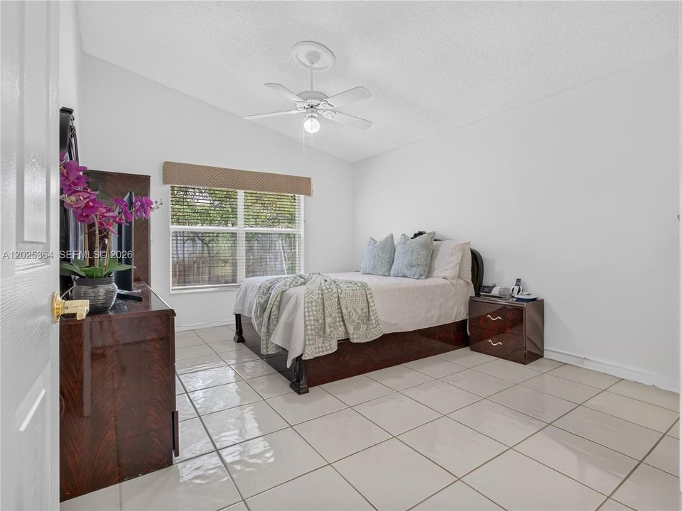 En Venta: $629,900 (3 camas, 2 baños, 1637 Pies cuadrados)